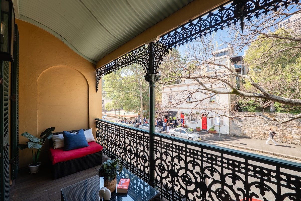 Chic Large 4 Bedroom Water View House @ The Rocks gallery image 3