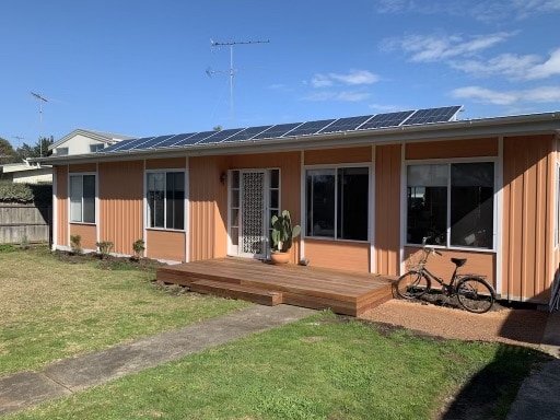 Modern beach bungalow gallery image 4