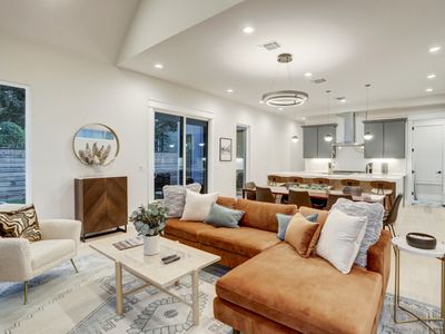 Bachelor(ette) House | East Downtown | Sleeps 24