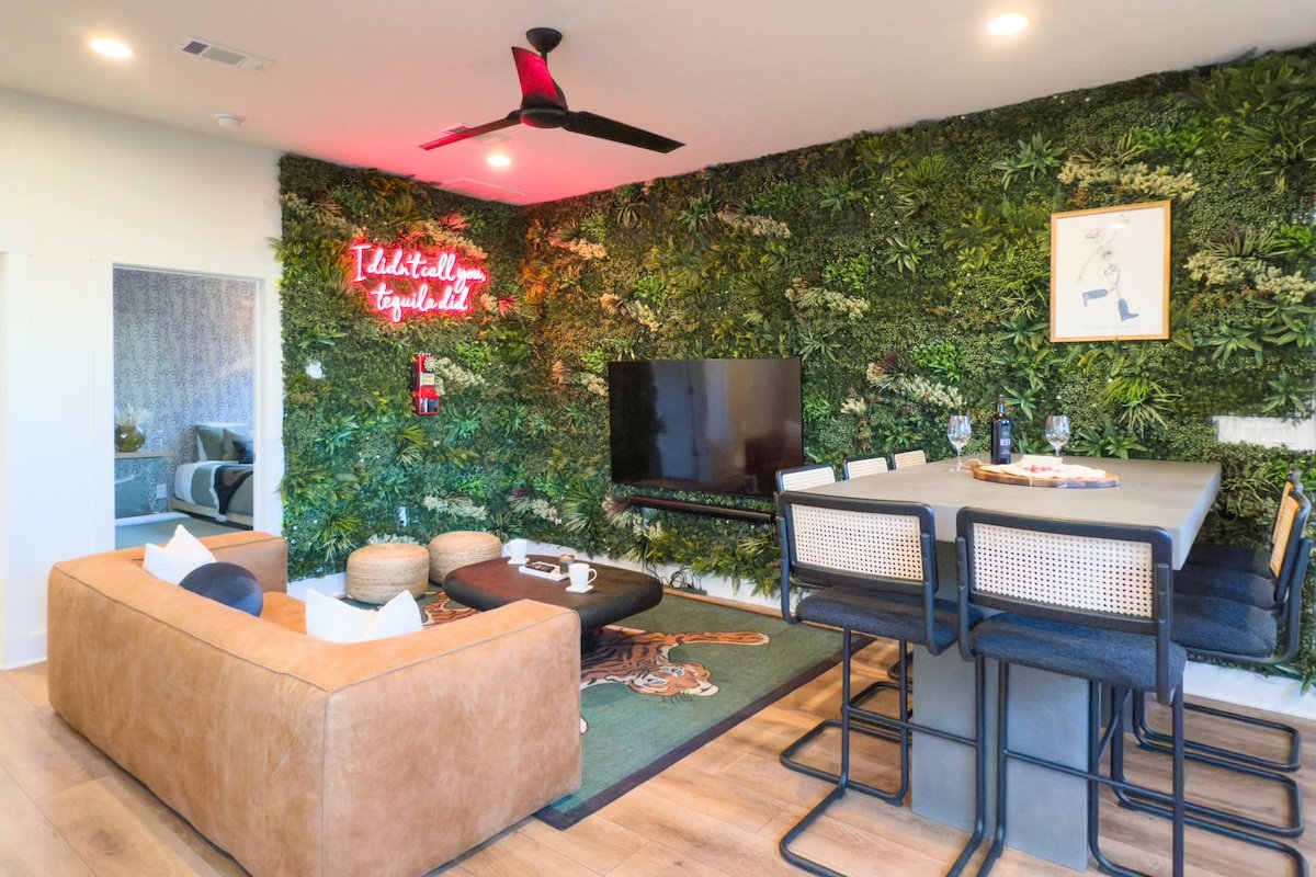 Huge Group Compound | Heart of ATX | Sleeps 41 gallery image 4