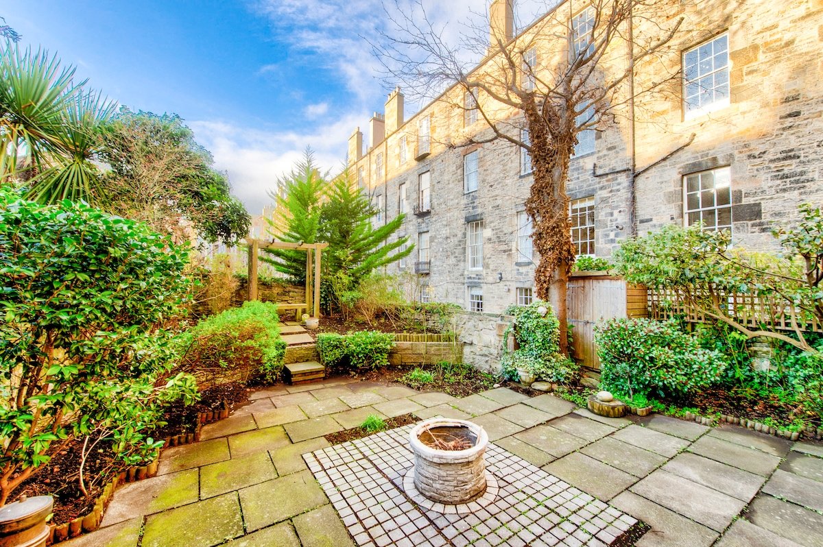 Charming 3-bedroom apartment with private garden gallery image 5