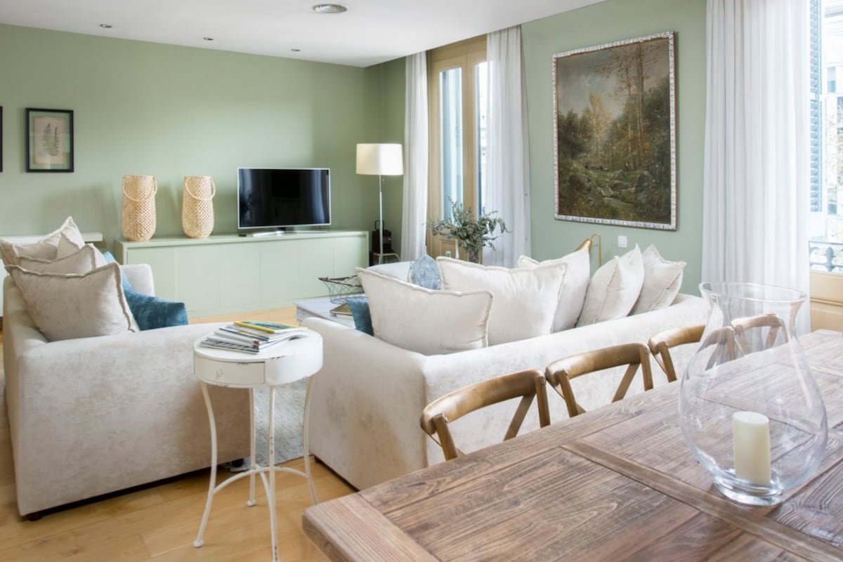 Style Exclusive apartment with views to Casa Mila gallery image 5