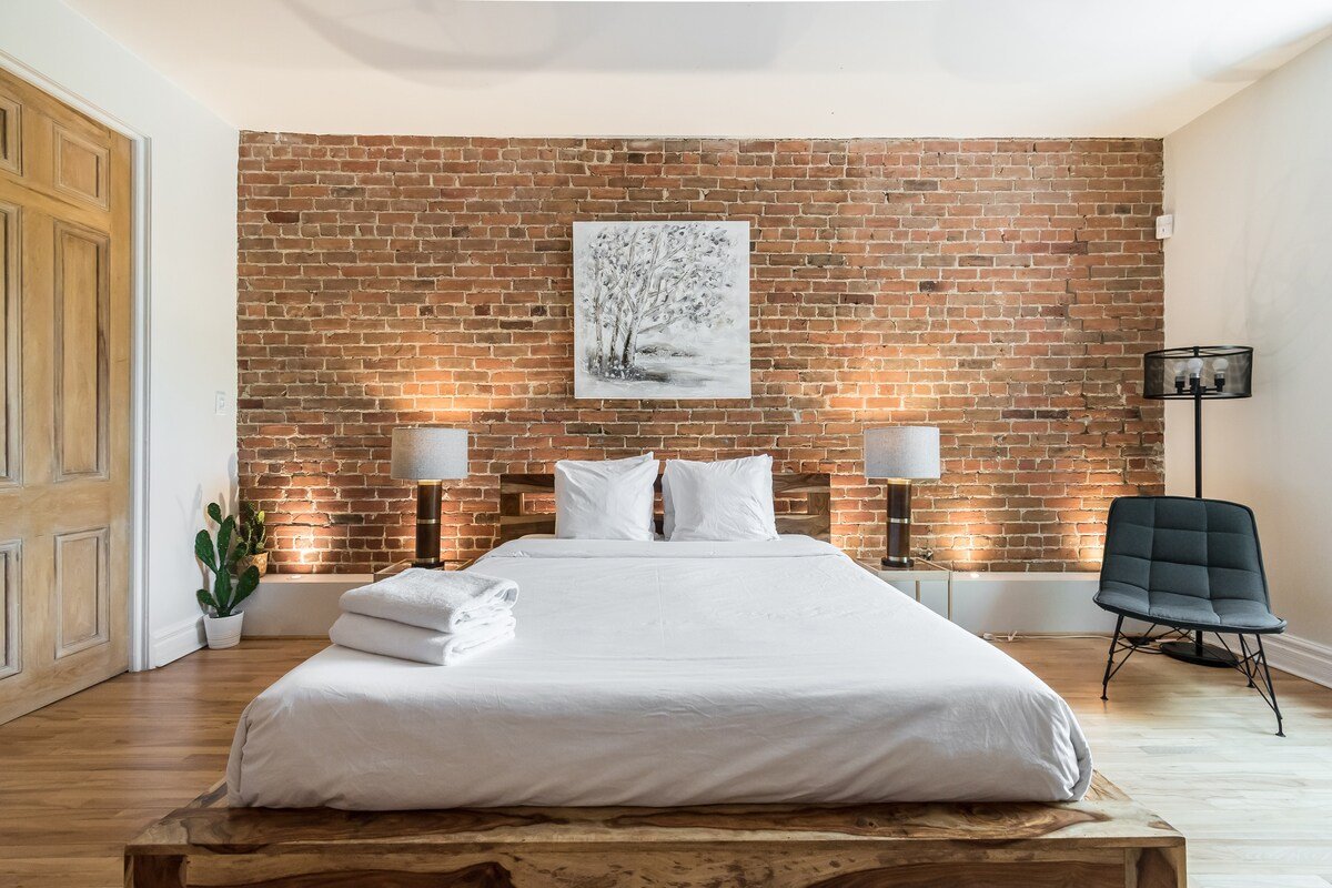 Charming 3BDR Downtown – 2 Levels, 2 Bathrooms gallery image 3