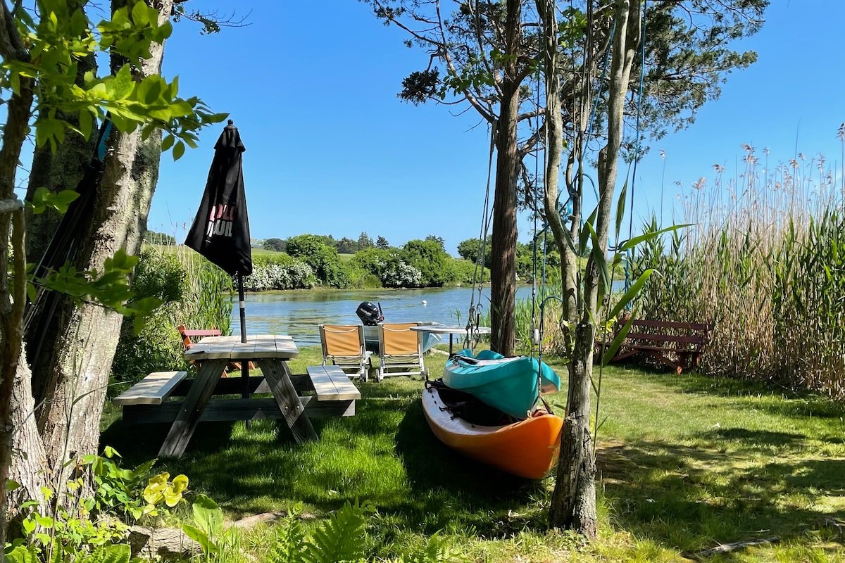 Private chic waterfront retreat-newly renovated. gallery image 3