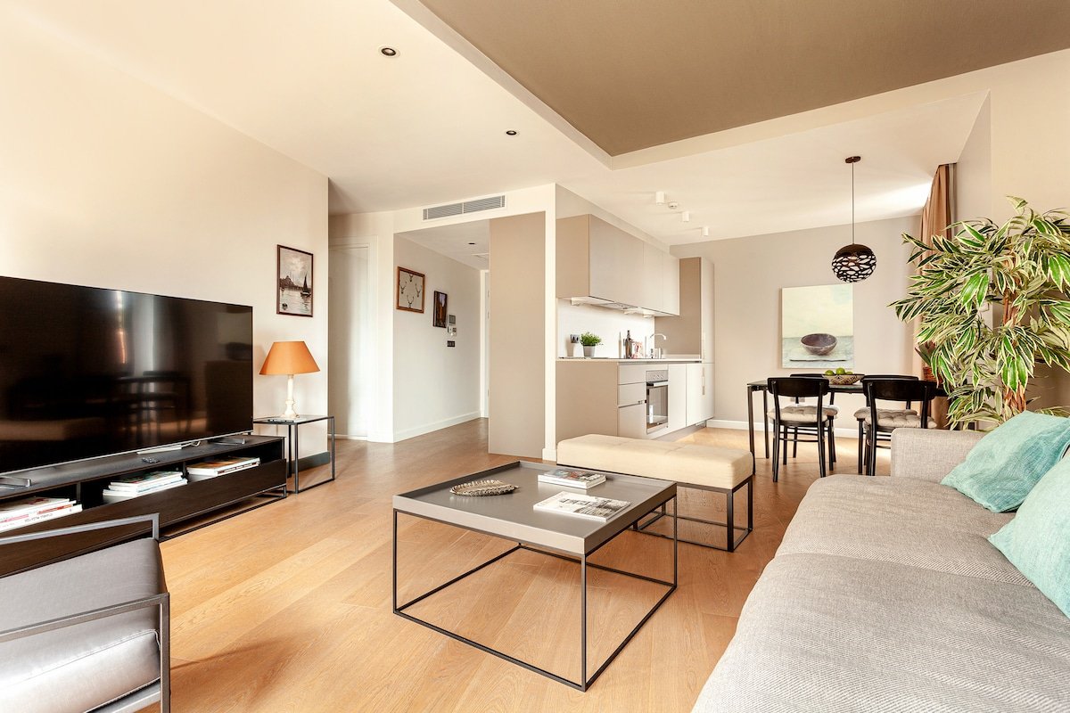 Modern Apartment with Balcony gallery image 5