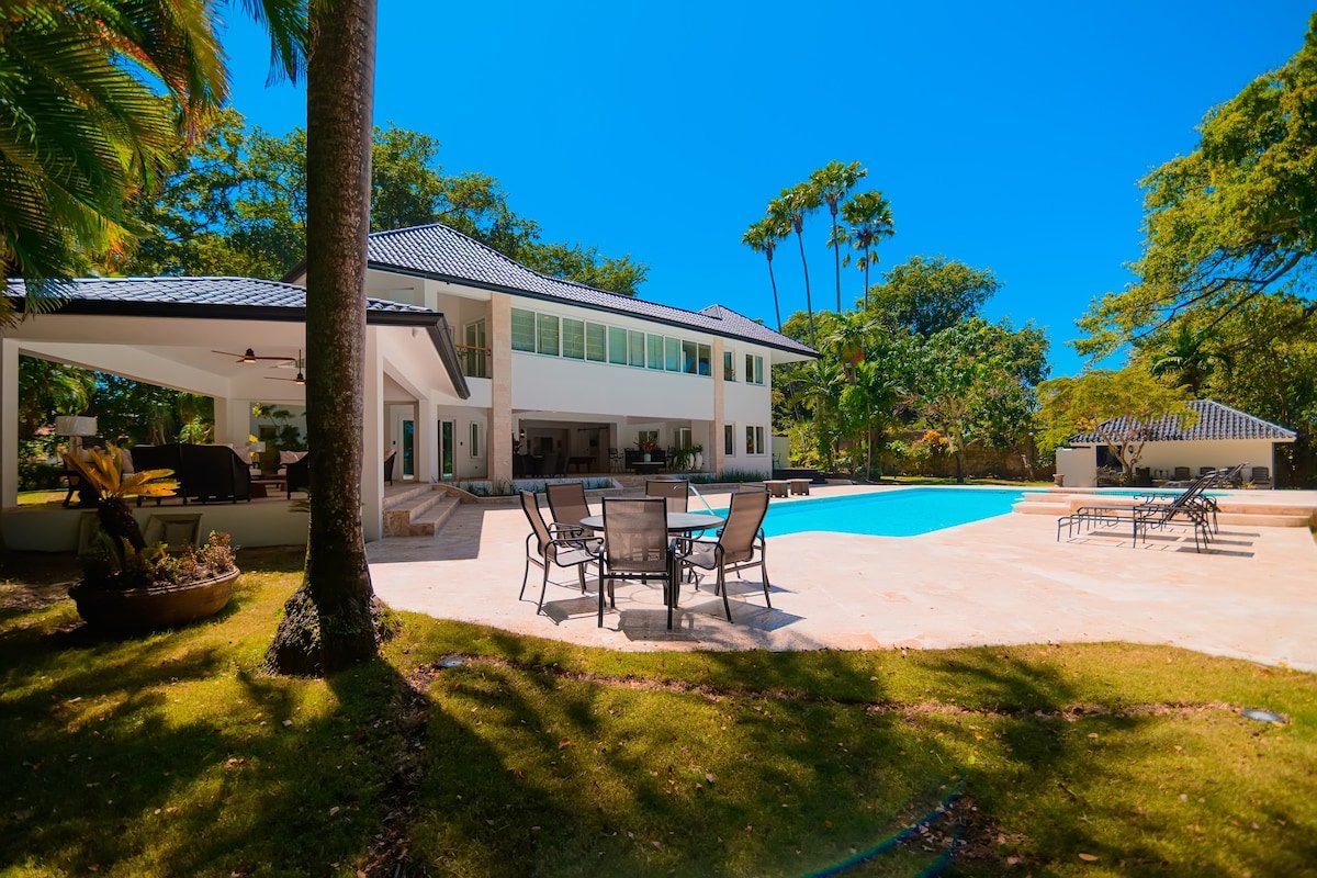 Villa Encantadora – steps from a secluded Beach