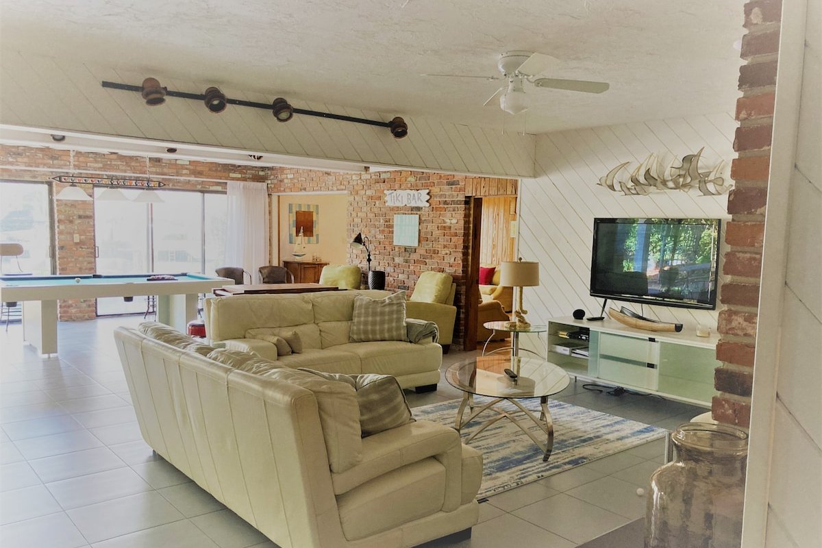 Classic 4 Bedroom 4 Bath Beach Style Home gallery image 5