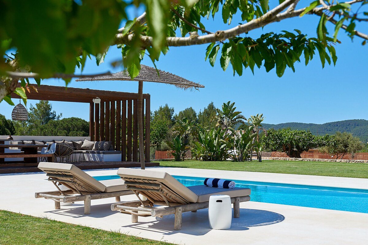 Mountain views- Large pool- Jacuzzi-Outdoor cinema gallery image 3