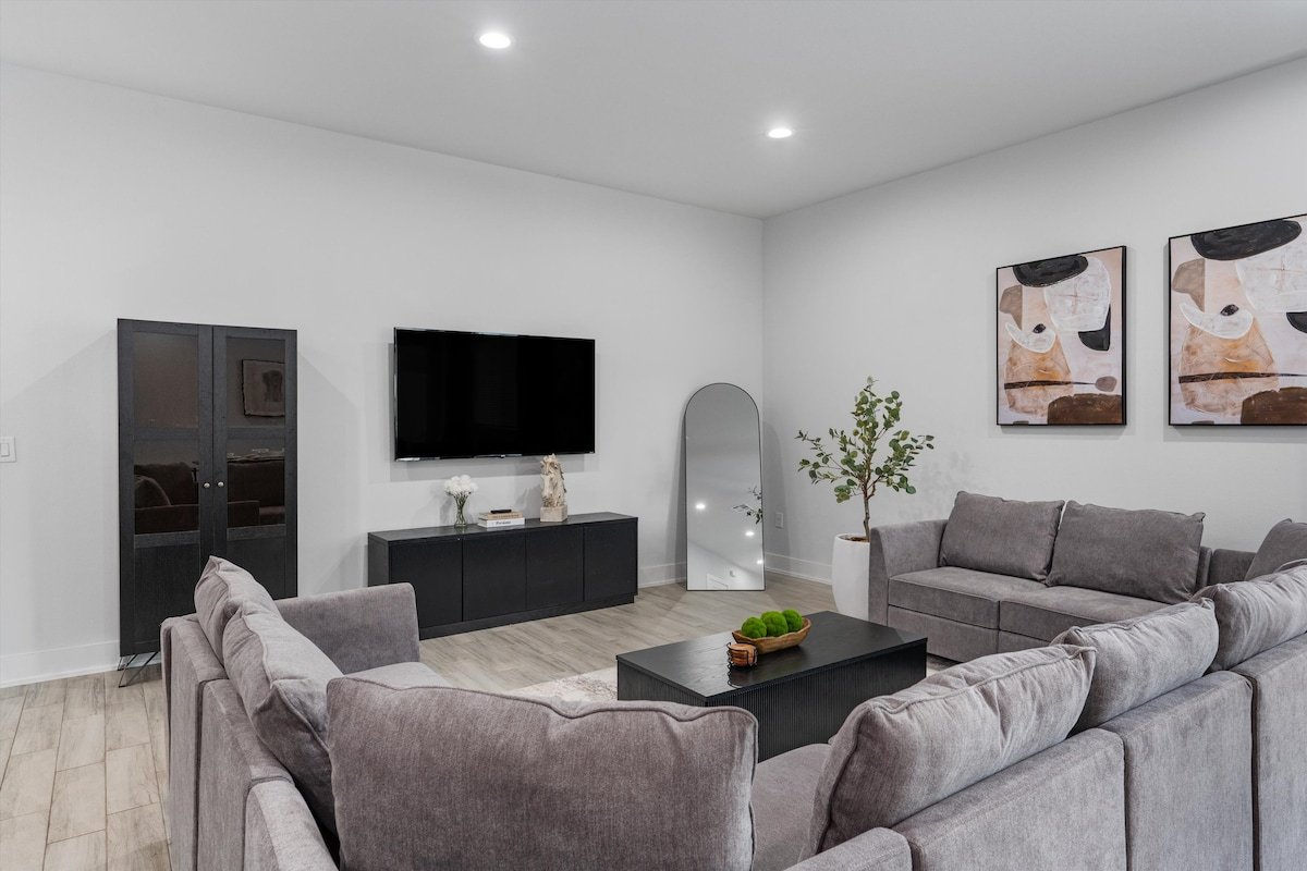 Mega Sized Lux – Up To 24 Ppl 10BR – Dwntwn Access gallery image 2