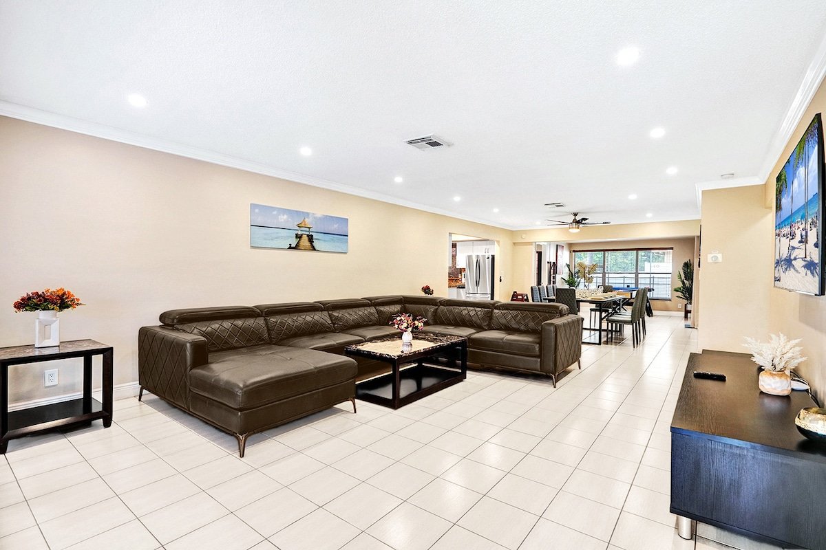 Deluxe 5BR Villa Heated Pool near Hollywood Beach gallery image 5