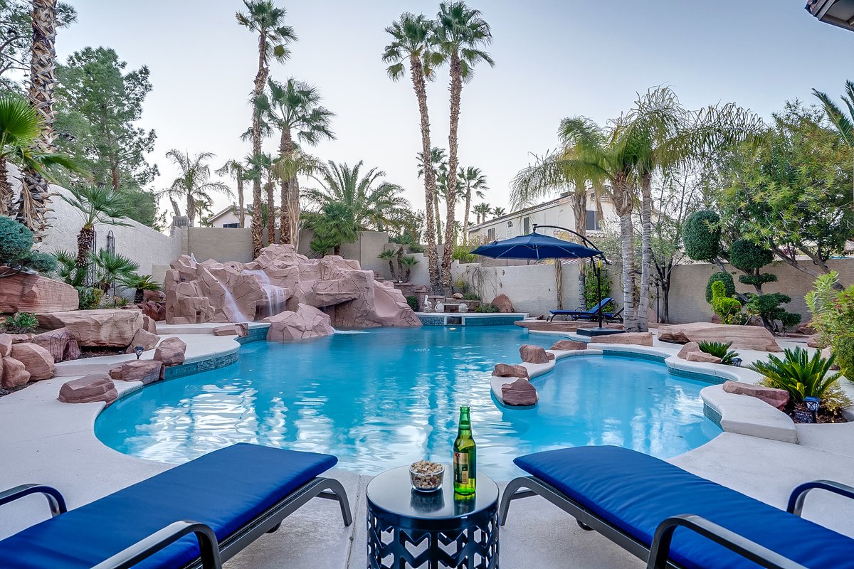 Simply PARADISE! Resort Inspired Pool + 5 BR/3BA