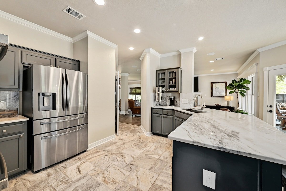 Beautiful And Pristine Gated Home with Pool! gallery image 4