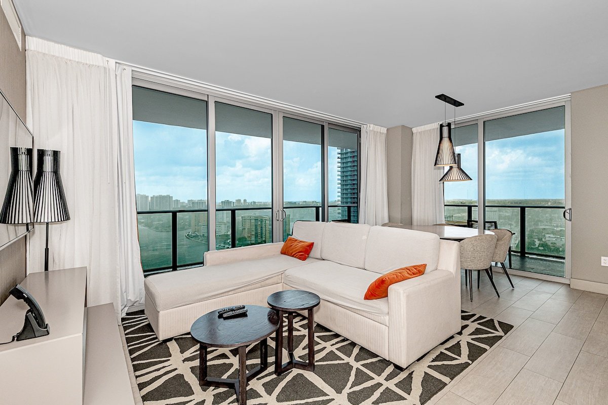 Stunning Luxury Waterview Condo in Hollywood #1708 gallery image 4