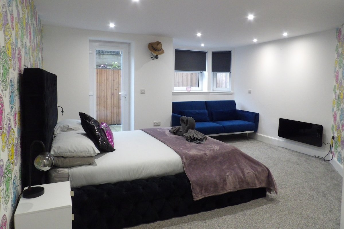 Edinburgh’s #1 Hidden Luxury Retreat Zoo gallery image 3