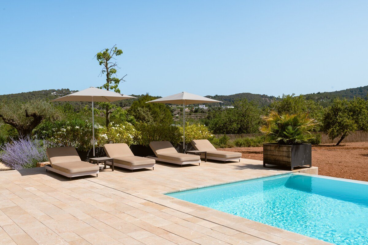 Mountain views- Countryside- Large pool- Bar area gallery image 4