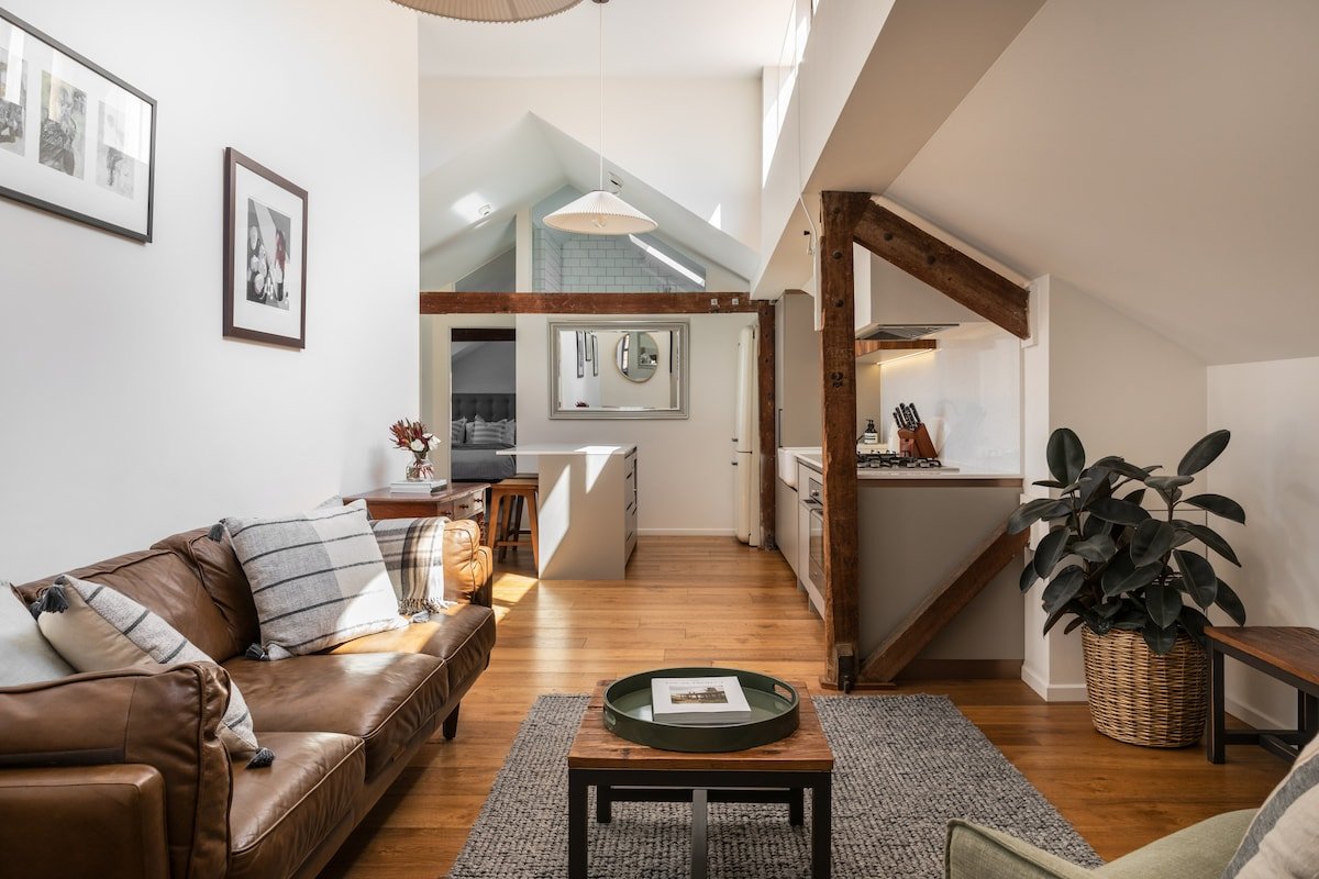 Waterfront Loft | Salamanca & River Views gallery image 2