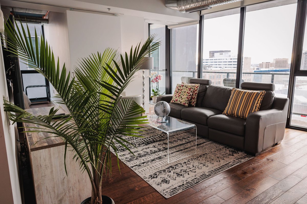 HighFloor Corner 2 BDRM Facing Canada Life