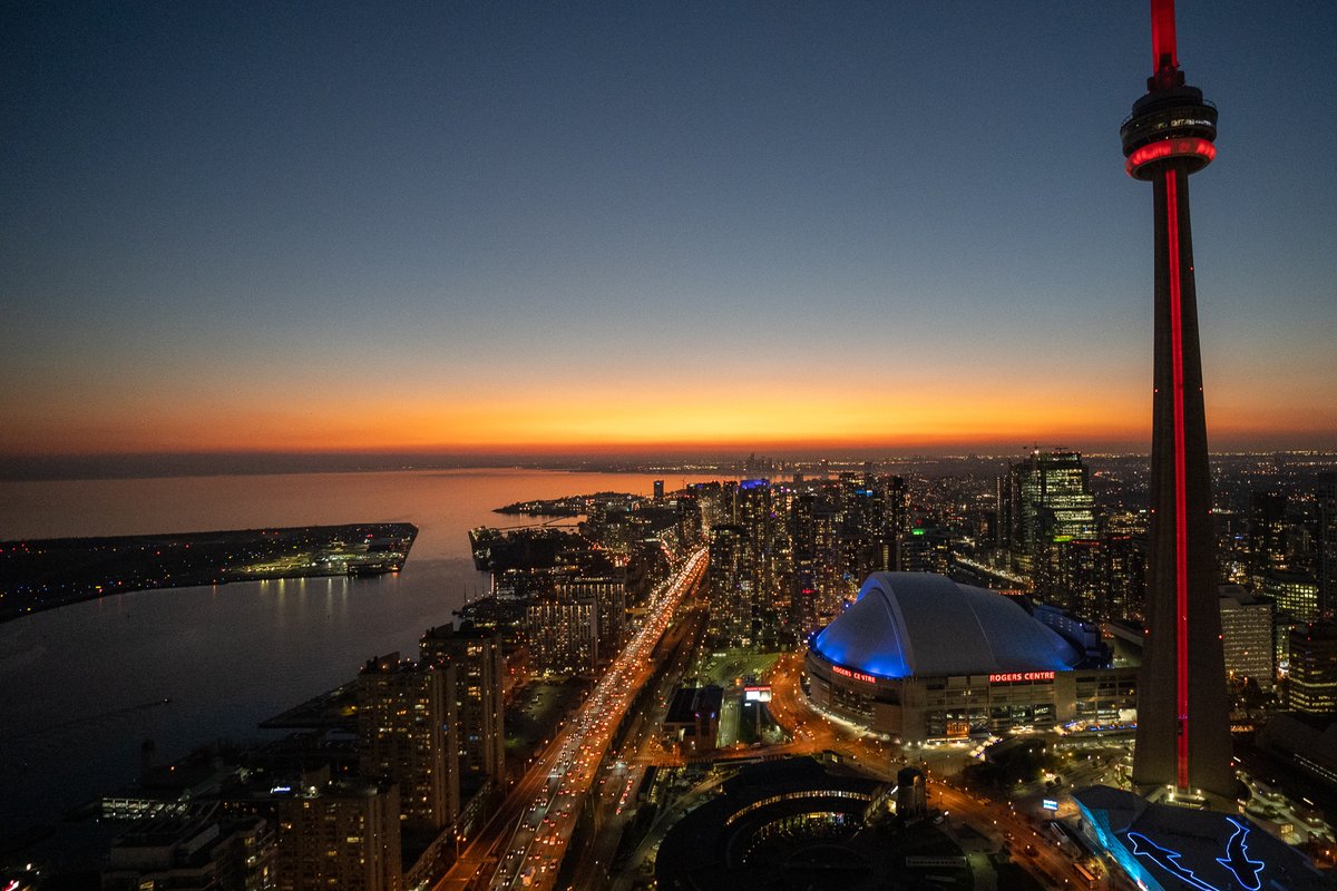 Hi Rise CN Tower/Skyline View – 4Beds+Parking