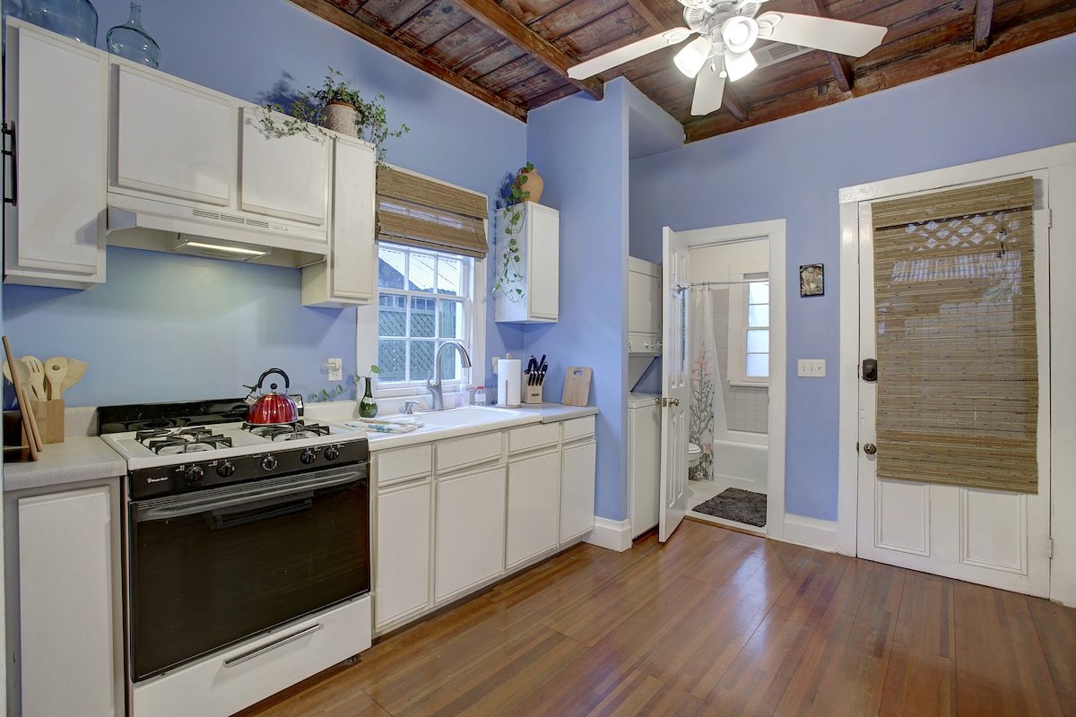 Just steps to both Frenchman St & French Quarter! gallery image 5