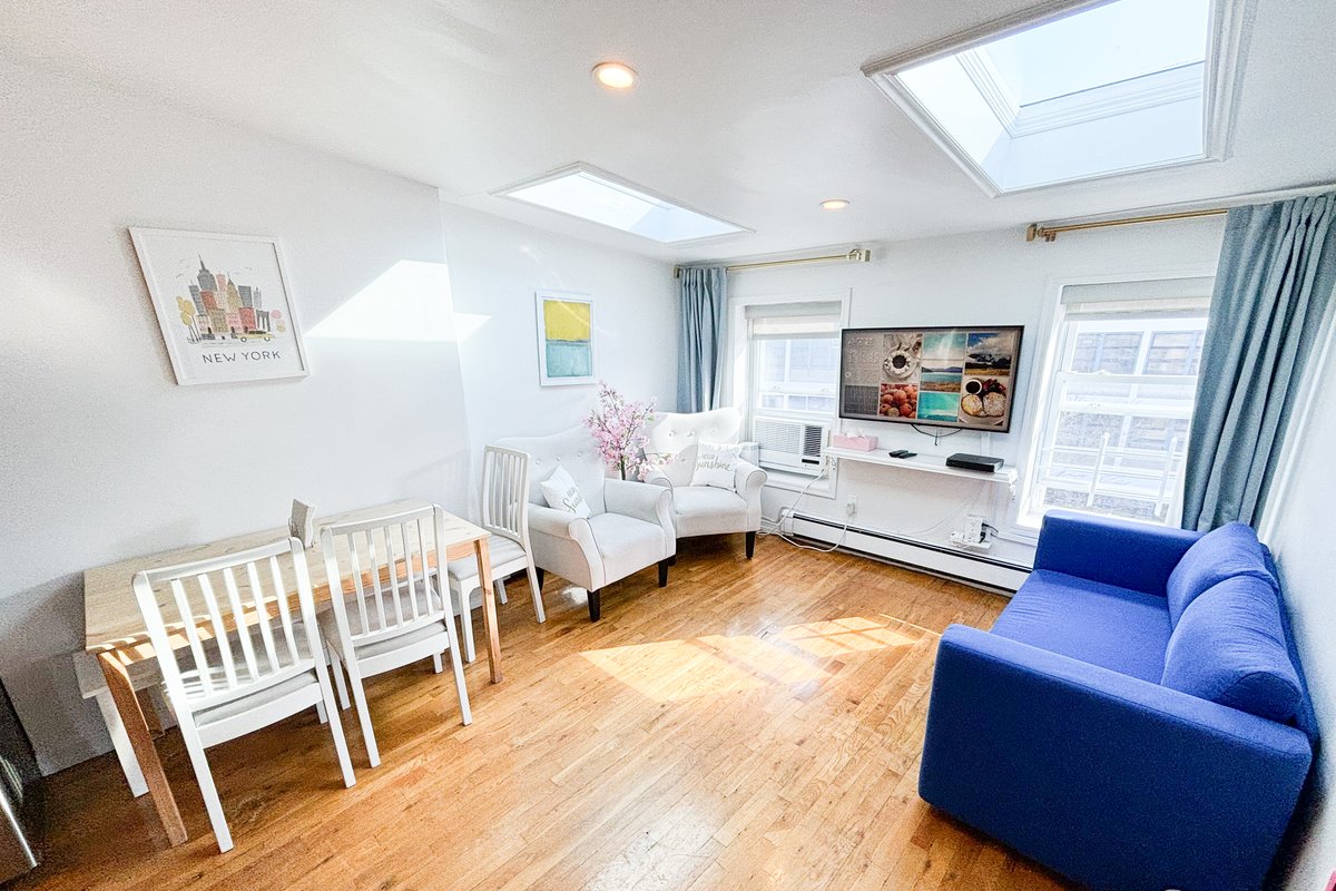 Bright Sunny Apt with 1.5 bath King Bed