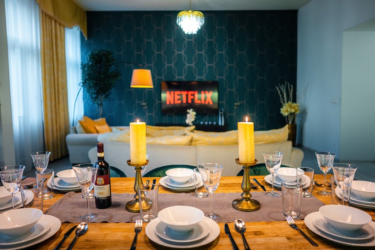 4BR+2BATH Swarovski Design Apartment + Jacuzzi gallery image 3