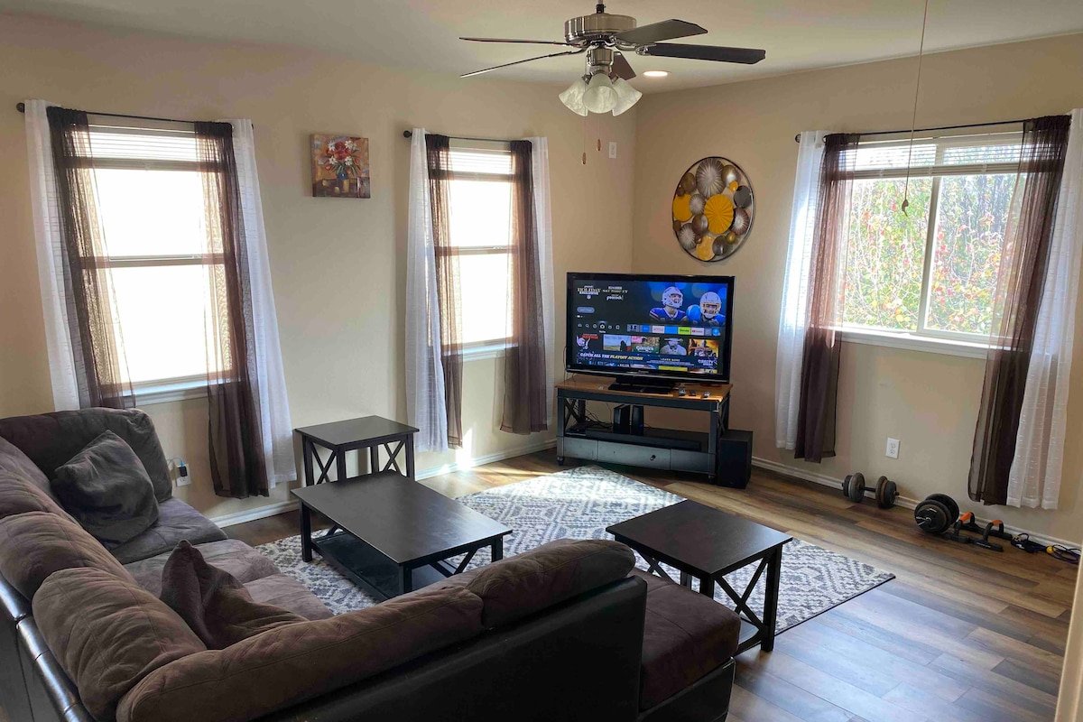 Luxury Southwest Dallas Home gallery image 4