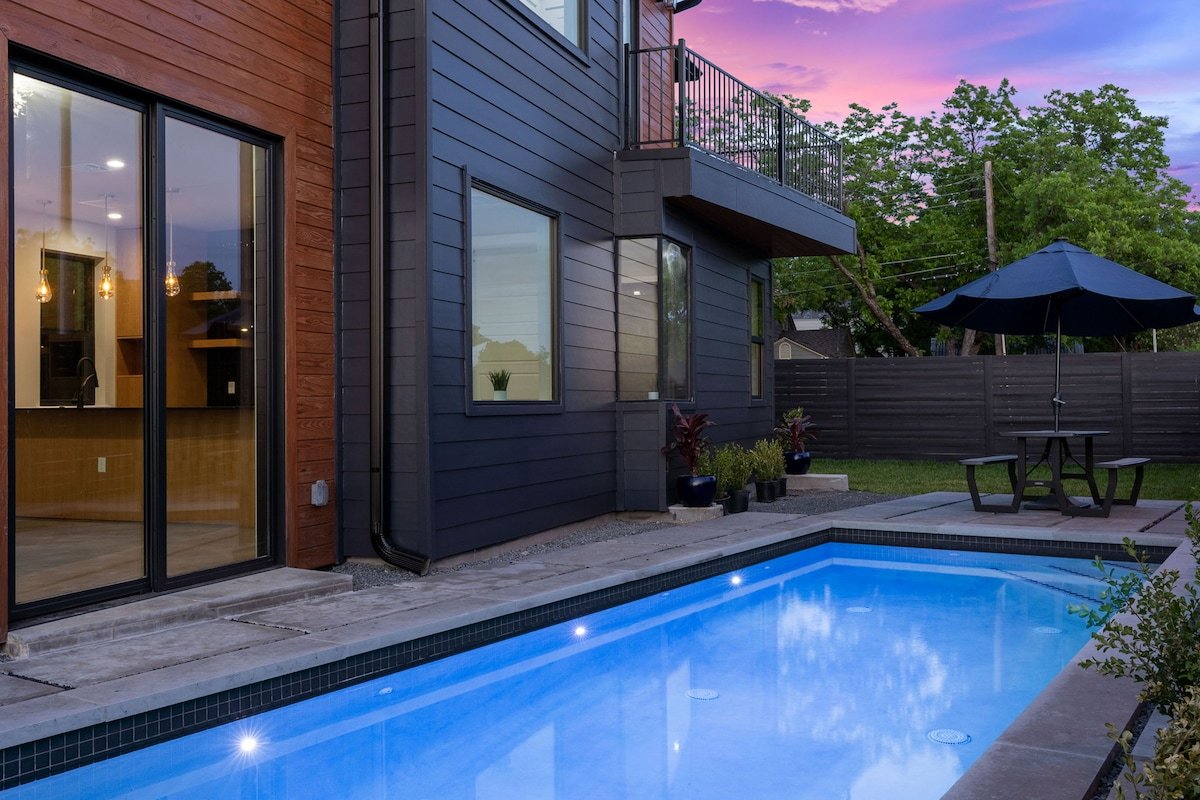 Luxury Downtown, UT Games, Pool, 6 Cars gallery image 4