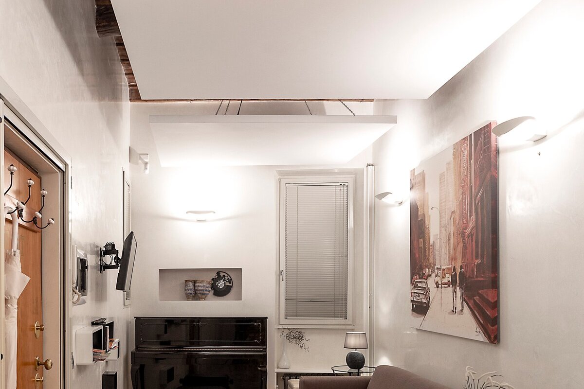 Stylish Trevi Fountain apartment with terrace gallery image 3