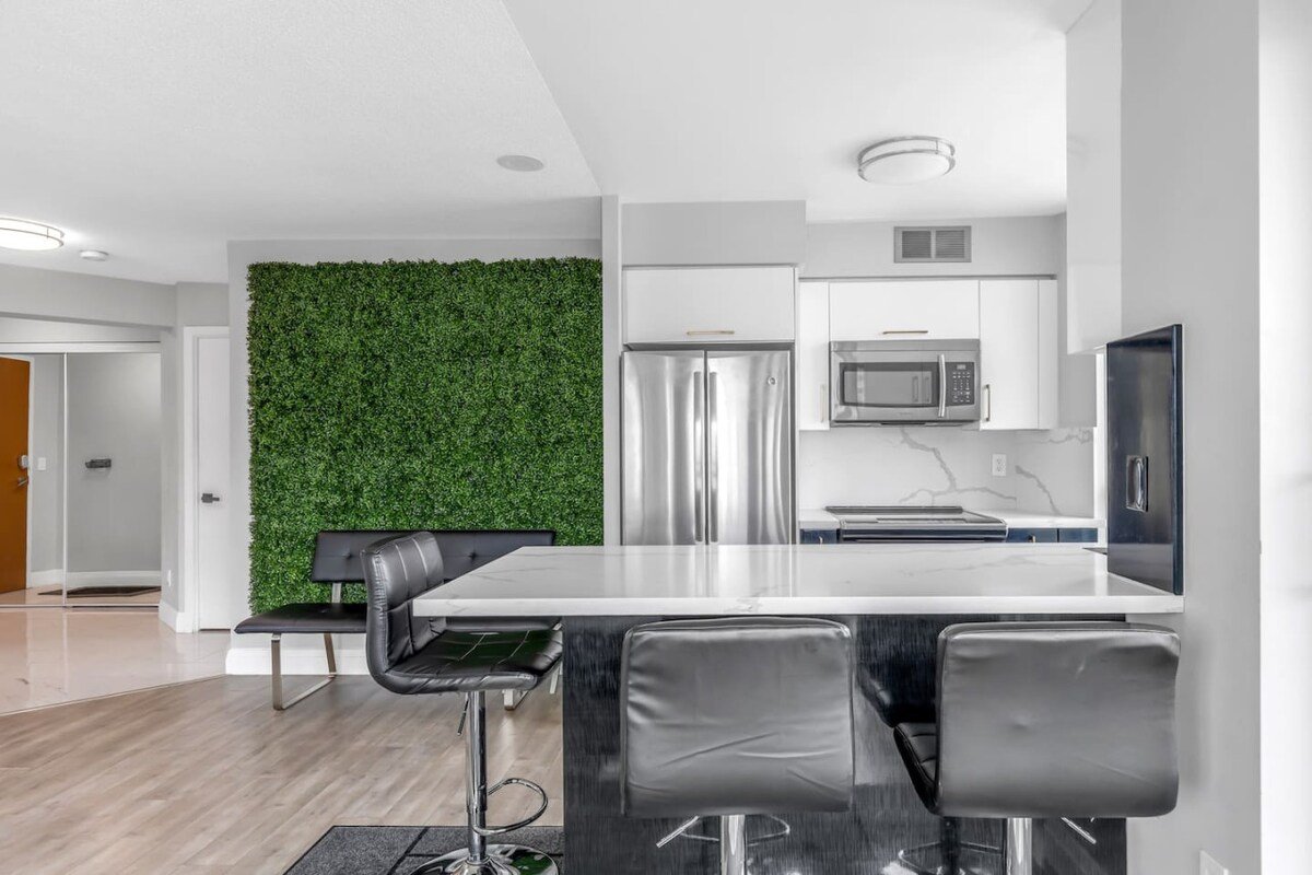 2 BR Waterfront Condo Downtown w/ free Parking gallery image 5