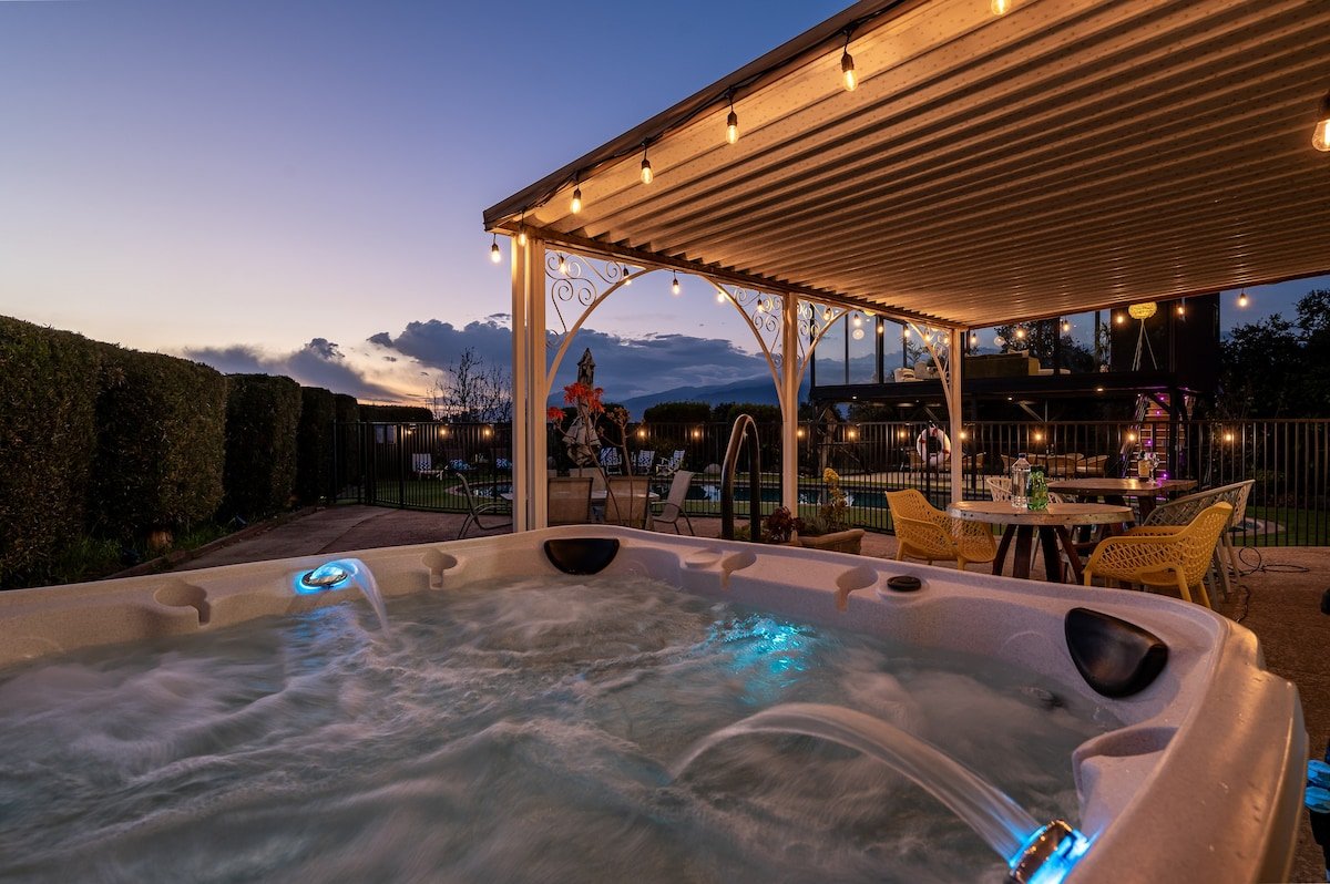 Spectacular mansion with amazing views gallery image 3