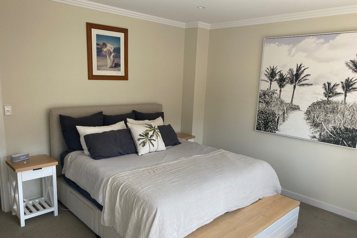 Stunning 4 Bed Home + S/C Apt. by the Lake & Surf gallery image 4