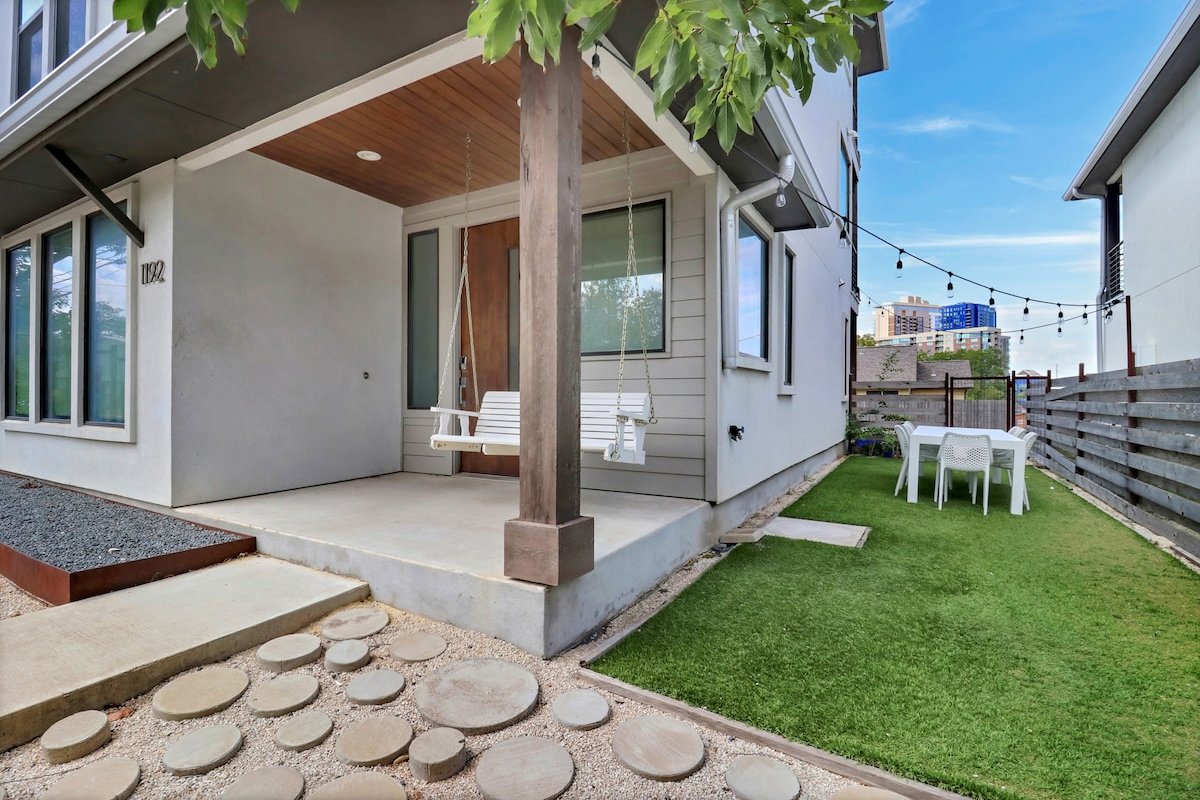 Cityscape Retreat | Sleeps 14| City Views + Grill gallery image 4