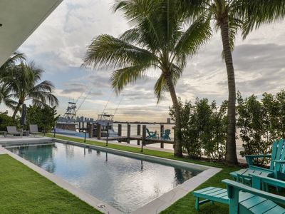 Luxury Bayfront Villa with Heated Pool & Hot tub