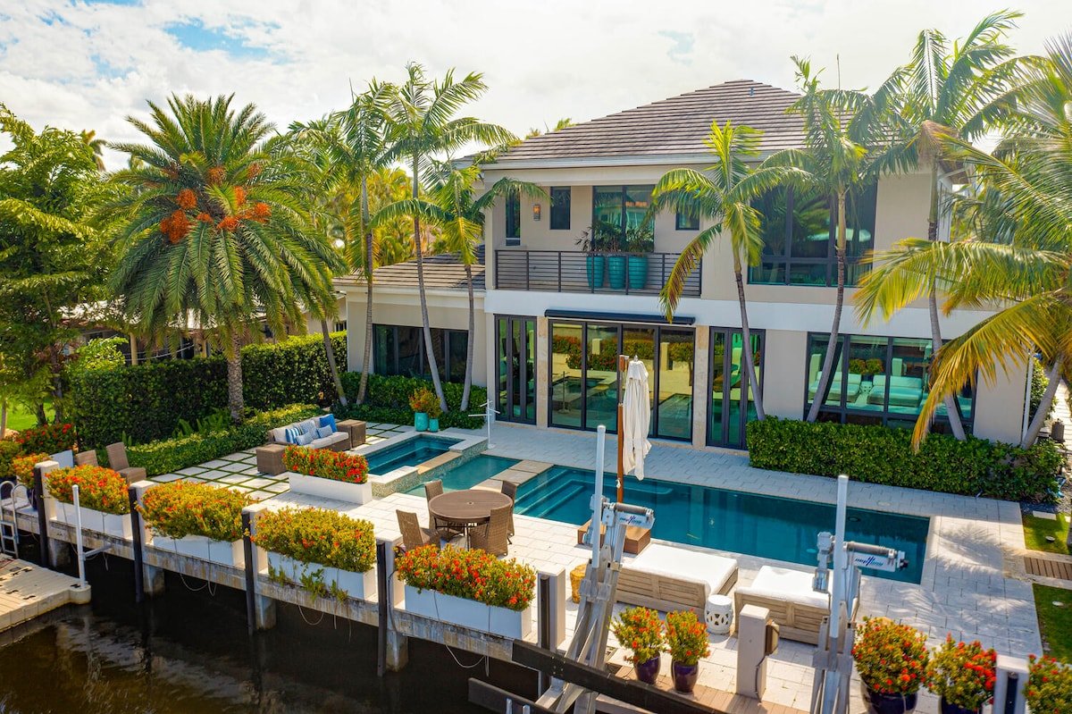 LUXURIOUS MANSION by the water with 5 suites!! gallery image 5