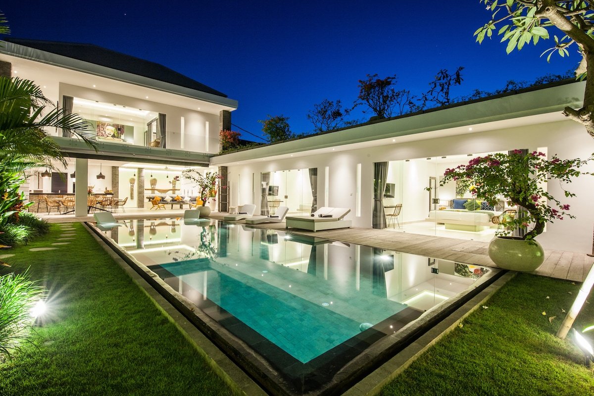 Luxury private villa walking distance to the Beach