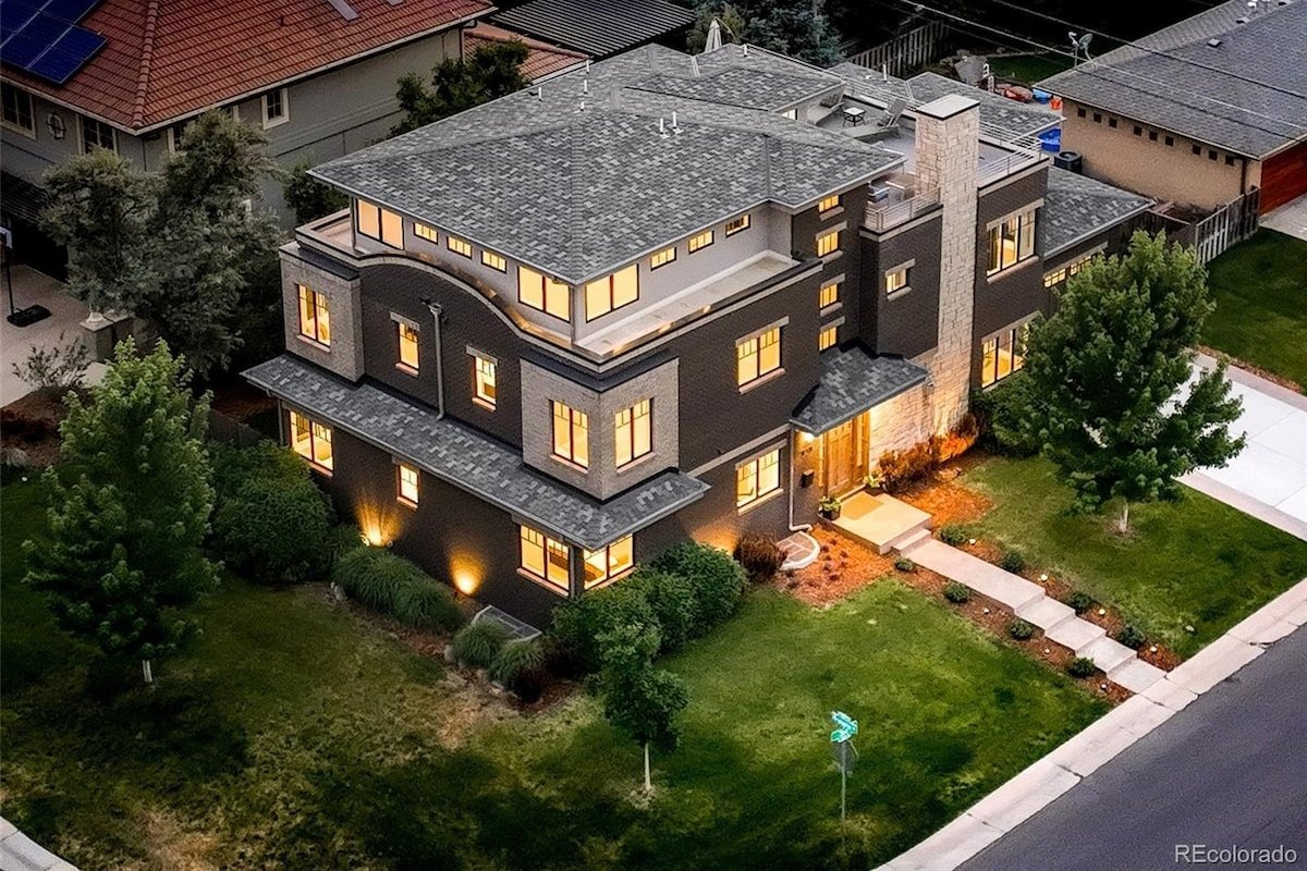 Huge LUX Family Home with Roof Deck, Chef’s Dream gallery image 2