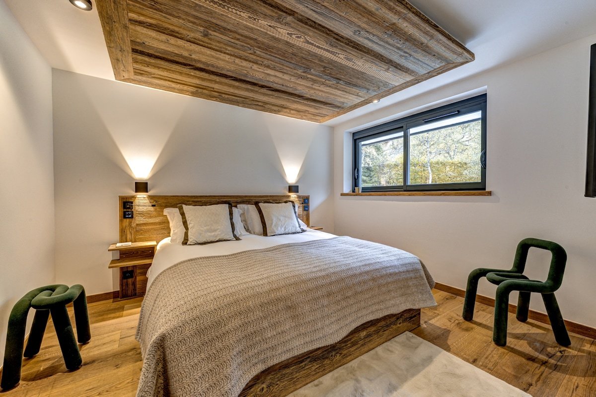 Chalet + 10m pool, daily housekeeping & pastries gallery image 2