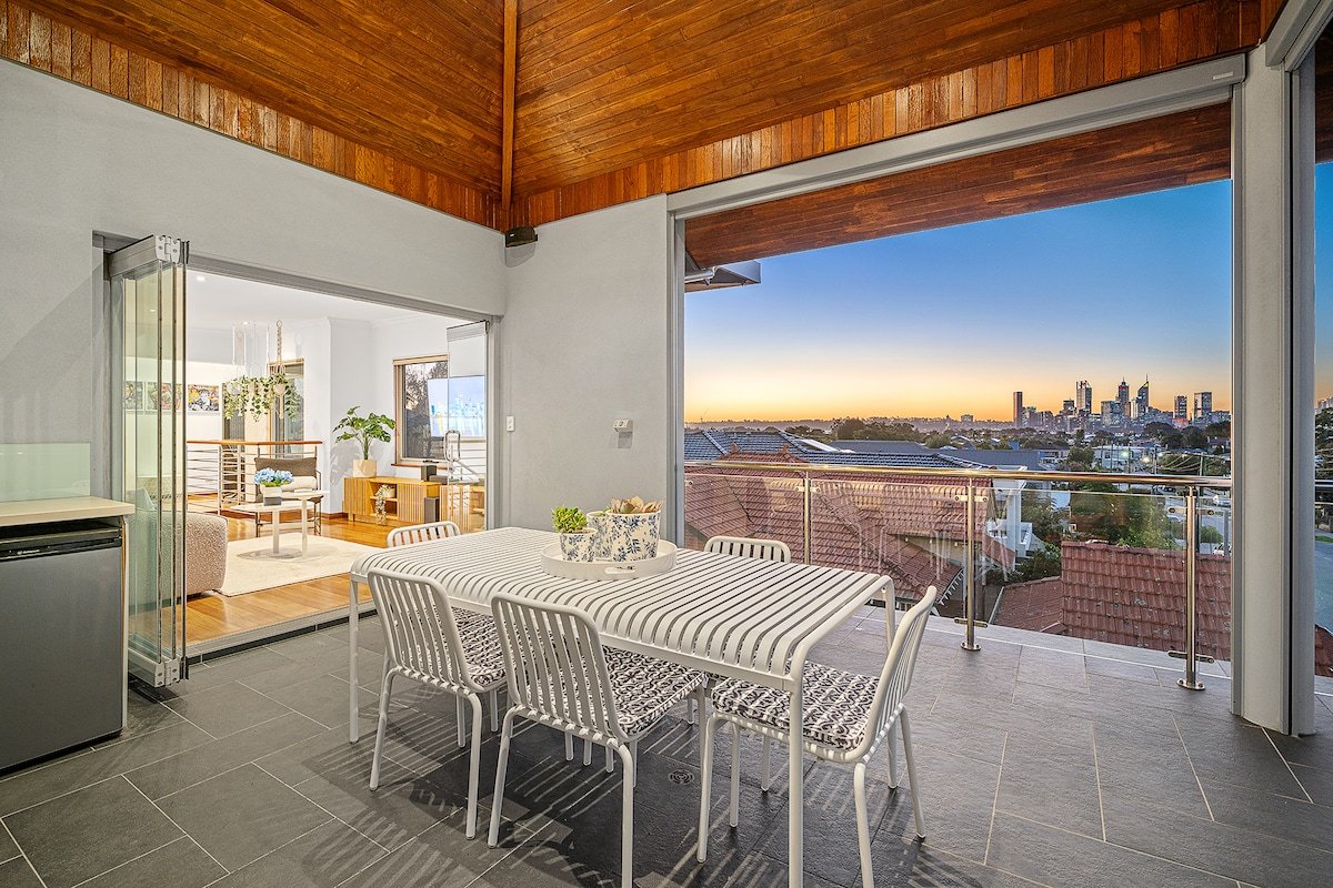 Designer Luxury 3BRD – Epic Views – South Perth gallery image 2