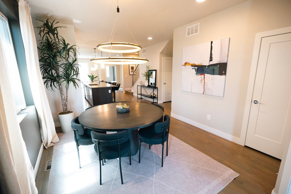 5 Bedroom Modern Home | Central Denver | Garage gallery image 5