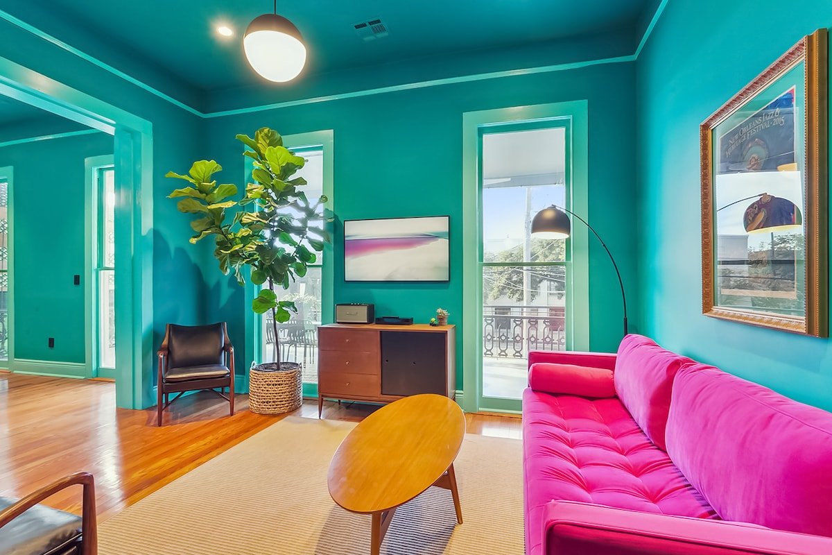 St Charles Ave Stunner on streetcar, this is it! gallery image 3