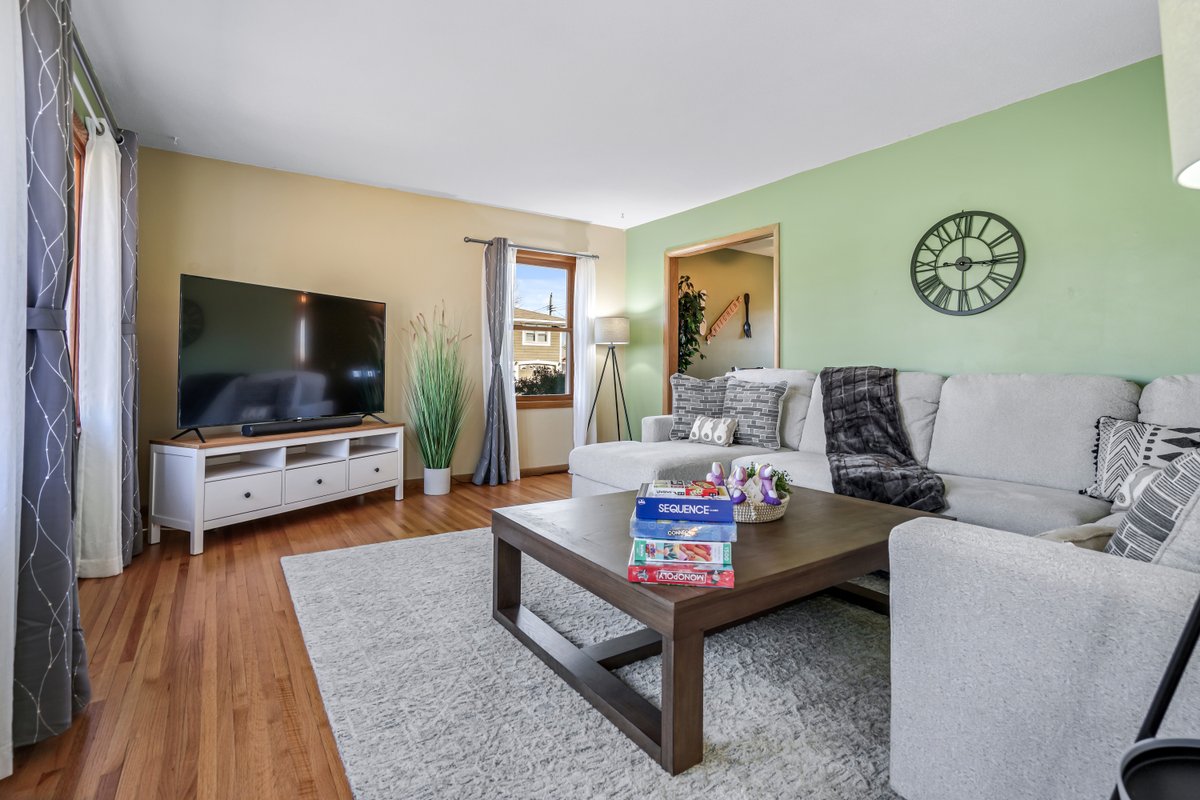 Large Group Getaway 5 mins MSP/MOA |Theatre Room