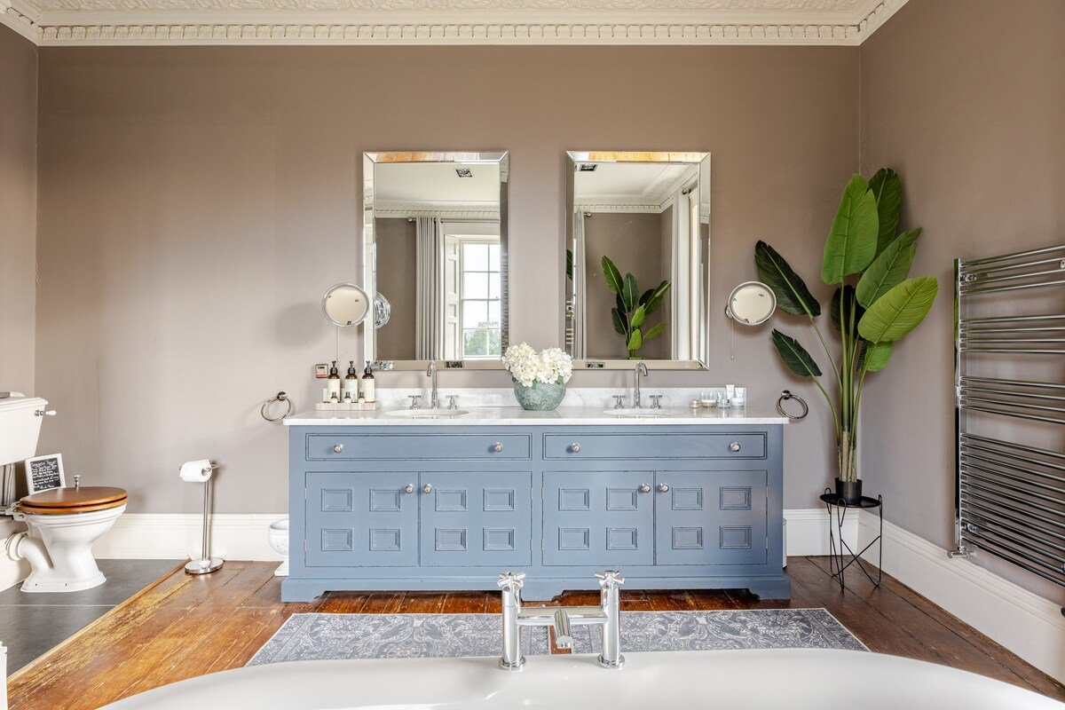 Magnificent manor house-Harbour a short walk away gallery image 2