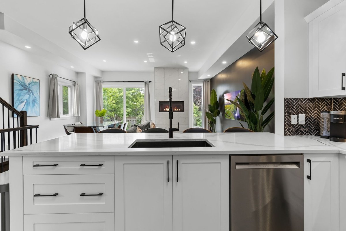 Luxury 4 Bdrm Home | Fireplace| Ping Pong| Parking gallery image 3