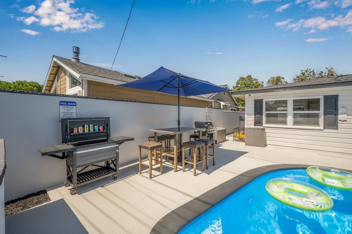 Coastal Chic Haven: pool, billiards near beaches gallery image 3