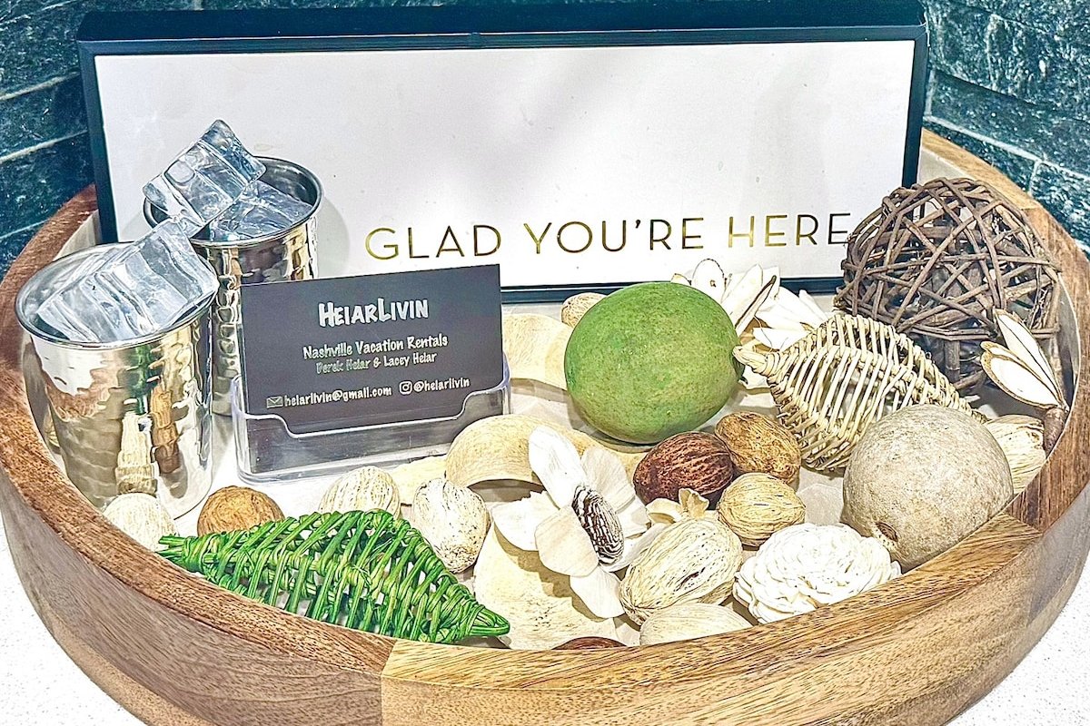 4 Bedroom Penthouse Suite – Music Row – Guitar Poo gallery image 3