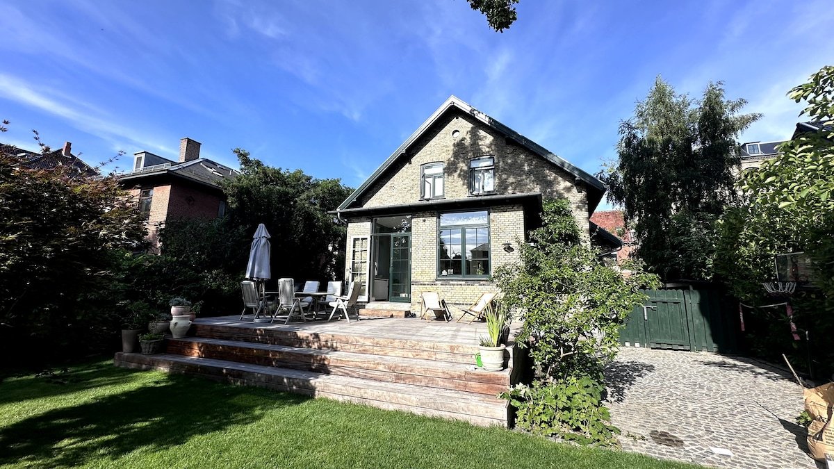 Luxurious, private & centrally-located Villa gallery image 2