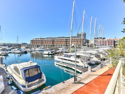 Exquisite 3-Bed Waterfront Living!