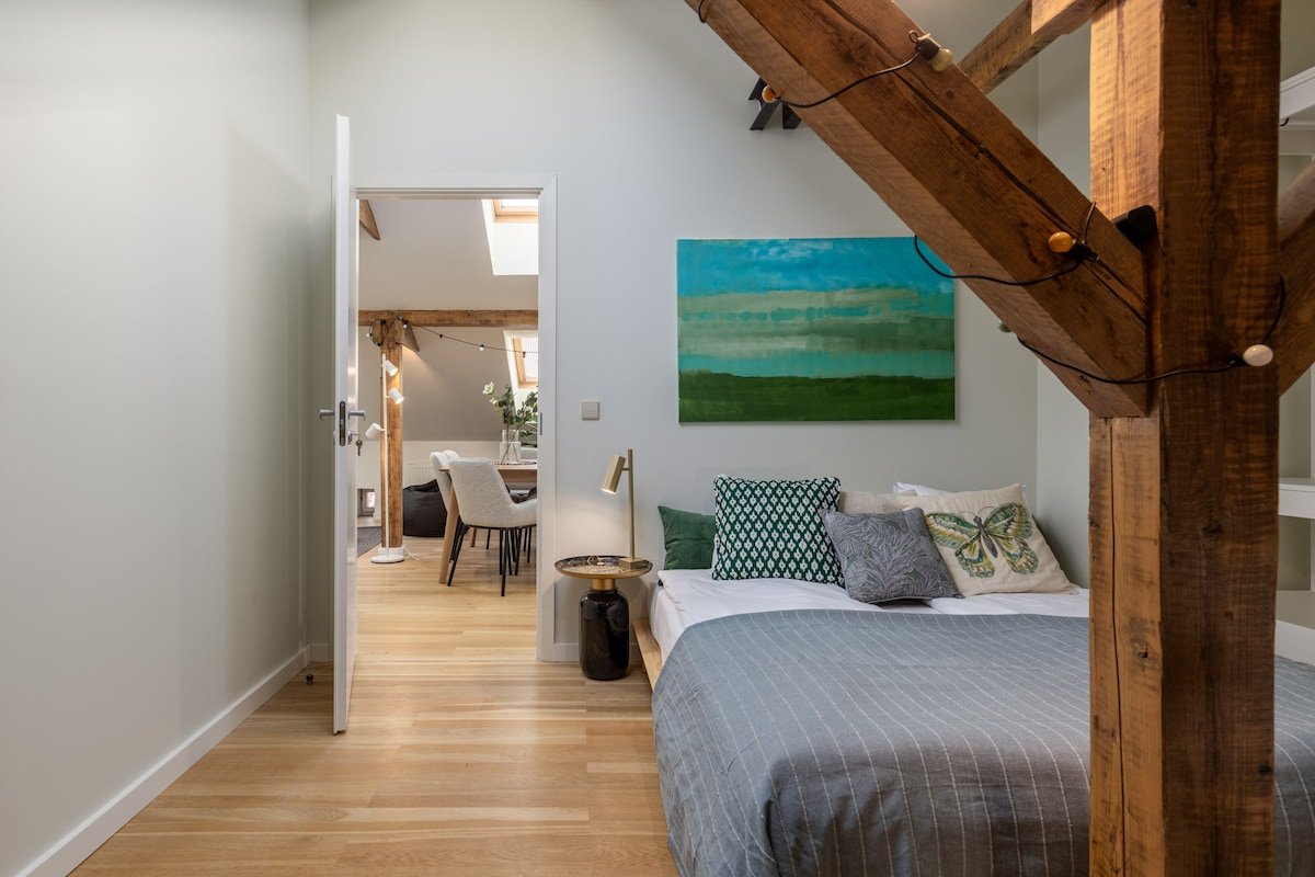 Cozy & Spacious Attic Apartment in Old Town gallery image 3