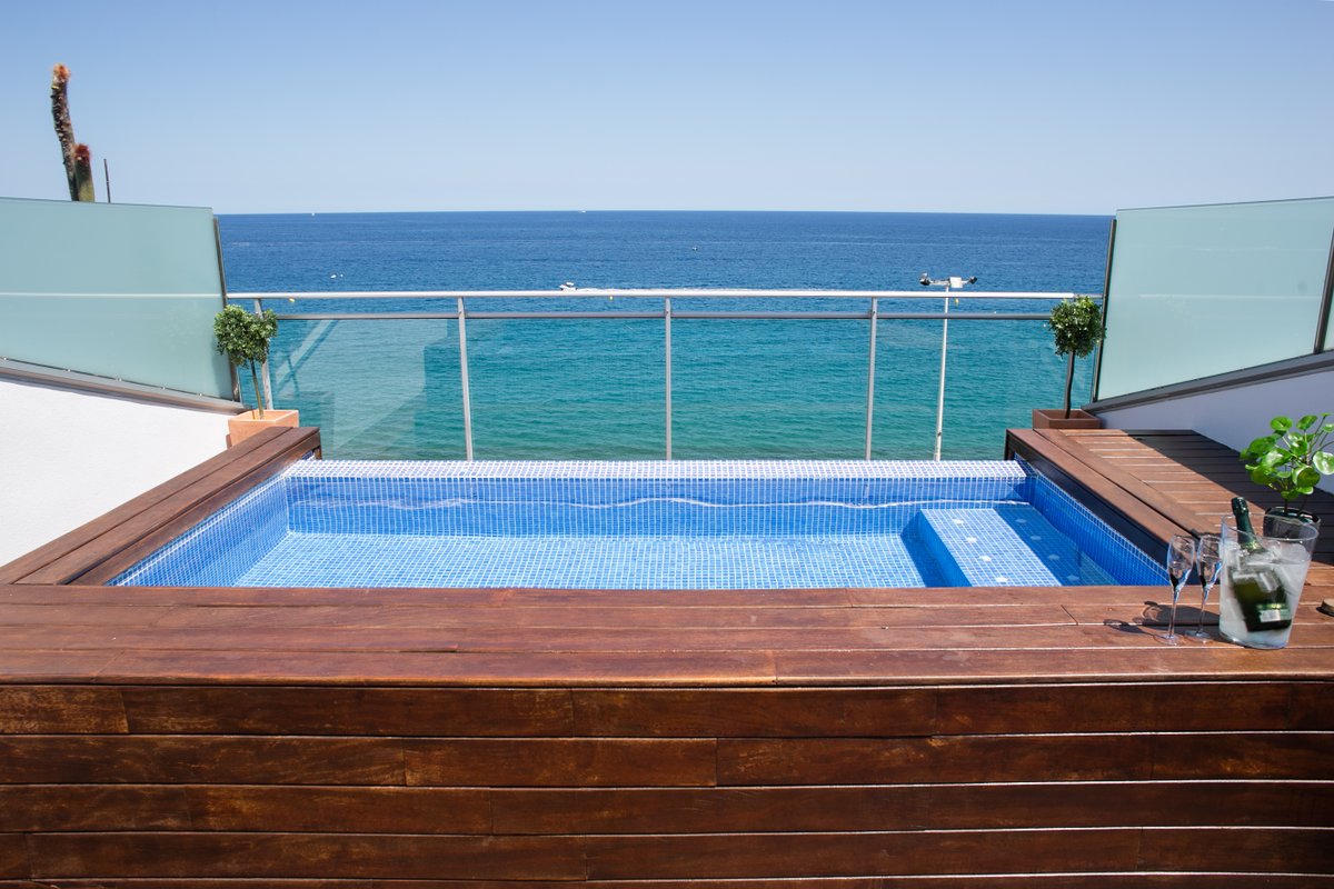 Luxury apartment in front of the sea