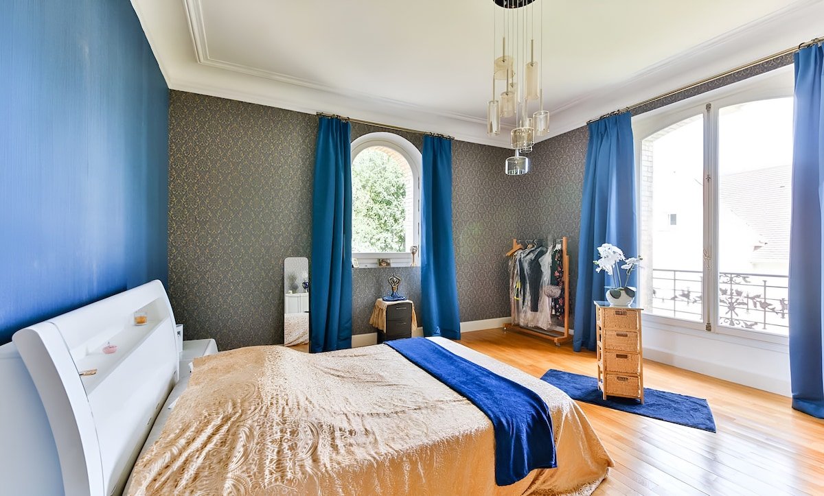 A Royal Castle Near Paris gallery image 4